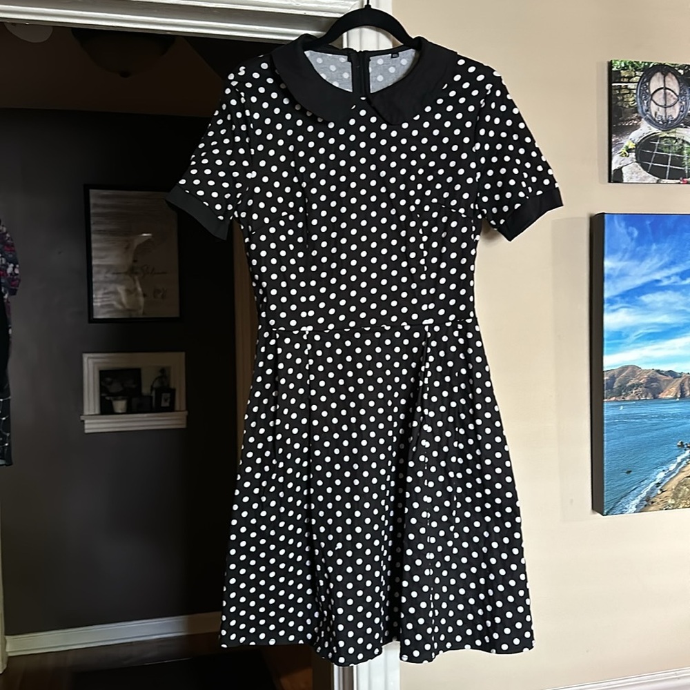 Super cute! Has POCKETS. Some stretch. Back zip. Size 12/14. Worn couple times.